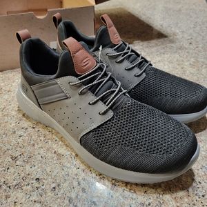 NEW men's Skechers Classic Fit Men's Walking shoes